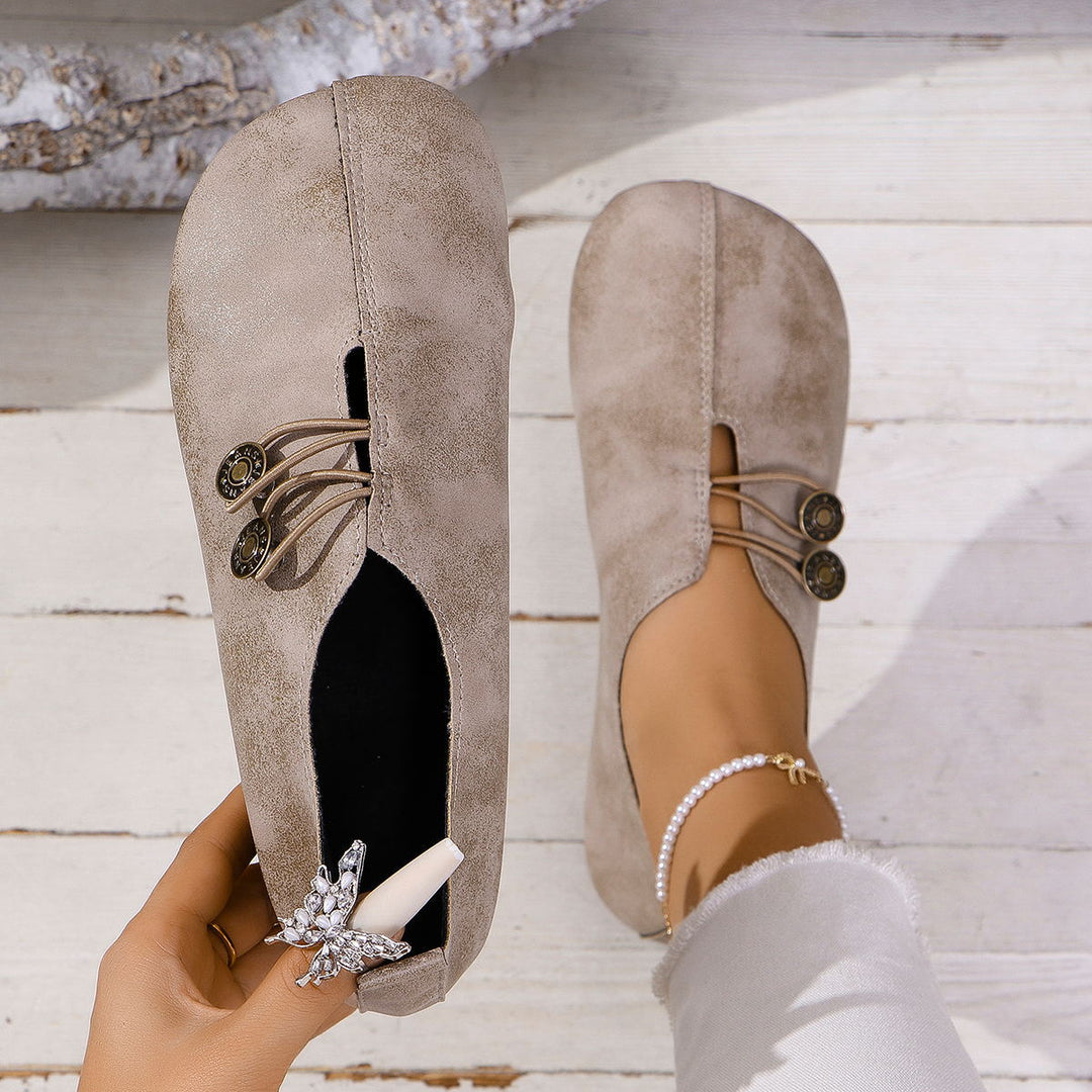 Damen nan weiche vintageinspirierte Ballerina Slipper mit dekorativen Metallknöpfen und elastischer Schnürung Drune