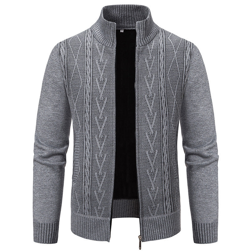 Herren Strickjacke mit modernem Zopfmuster und hohem Stehkragen Drune