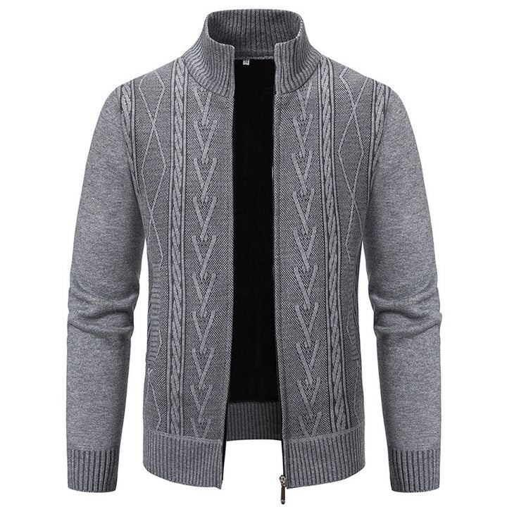 Herren Strickjacke mit modernem Zopfmuster und hohem Stehkragen Drune