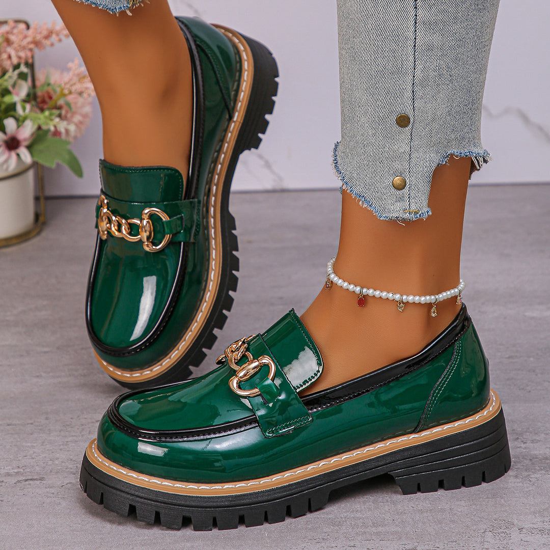Damen  glänzende Lack-Loafer mit dekorativer Metallspange und profilierter Traktorsohle Drune