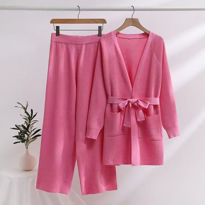 Damen modisches Strick-Lounge-Set mit Bindegürtel und praktischen Taschen Drune