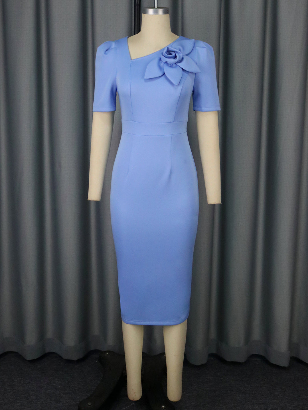 Damen figurbetontes Kleid mit dekorativer Blütenapplikation Drune