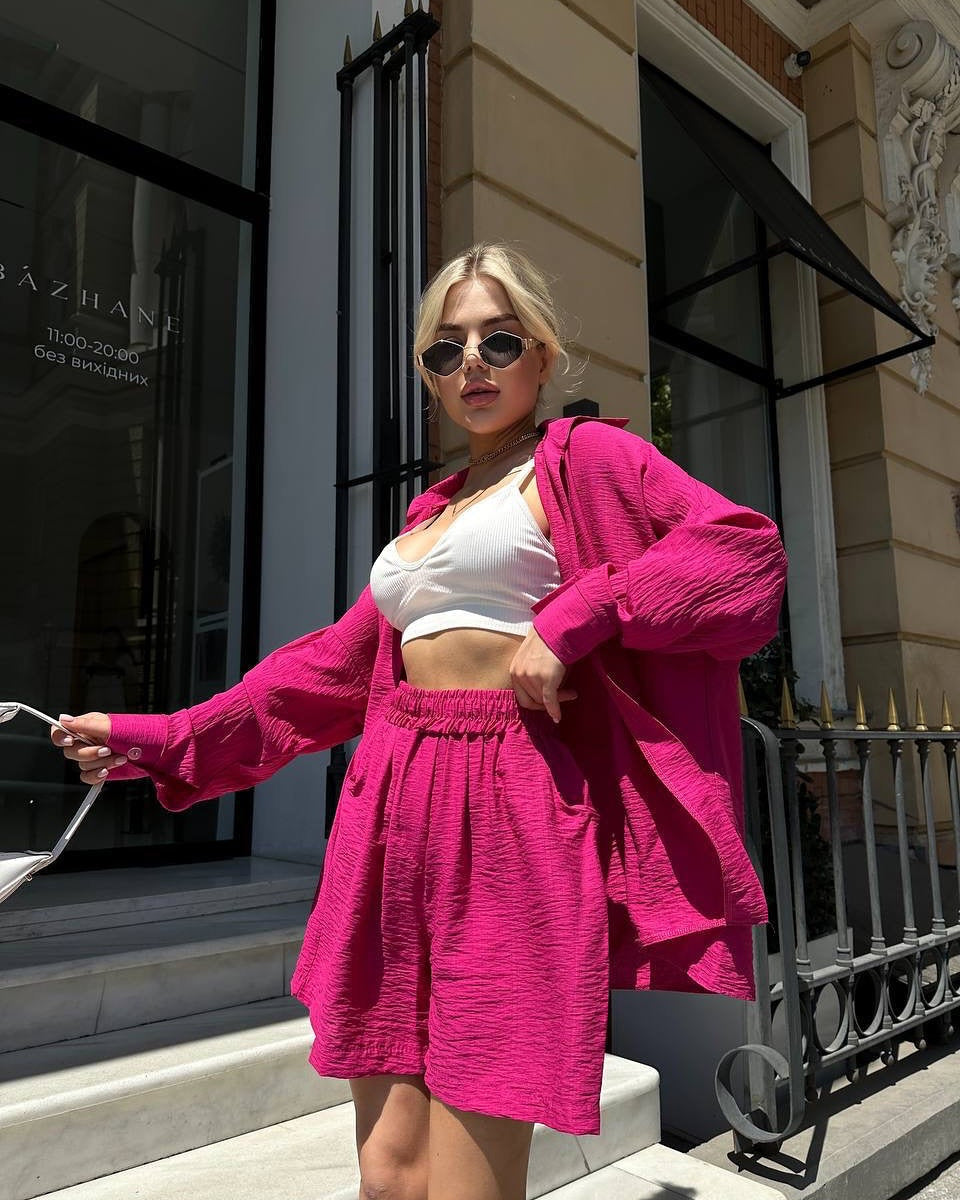Damen lässiges Outfit mit lockerem Hemd und Shorts Drune