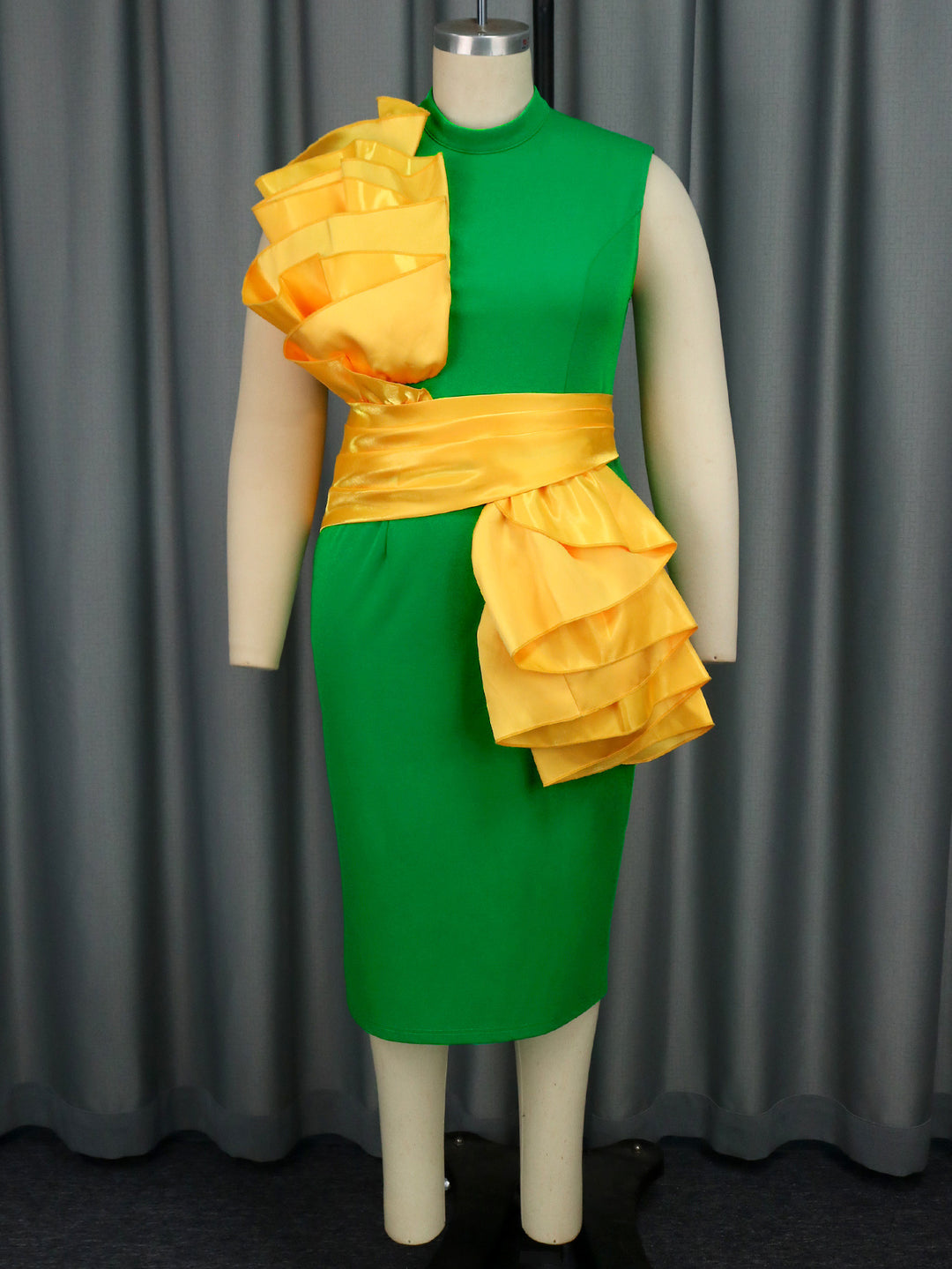 Damen elegantes Kleid mit extravaganten Rüschenelementen Drune
