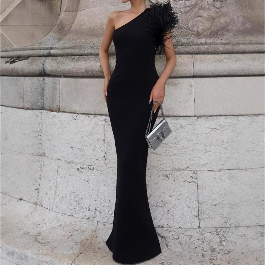 Damen Elegantes Abendkleid mit asymmetrischem Schnitt und kunstvollem Federbesatz Drune