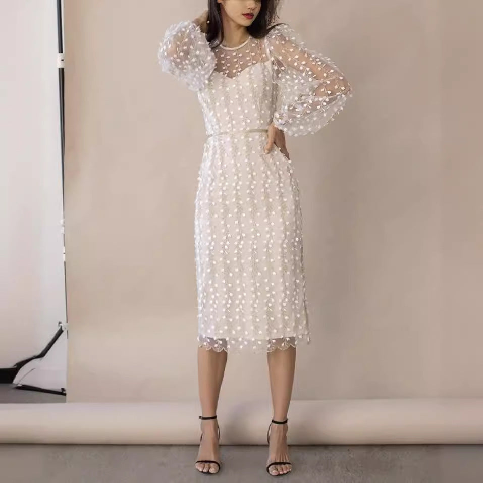 Damen Kleid mit transparenten Puffärmeln und floralem Stickdesign Drune