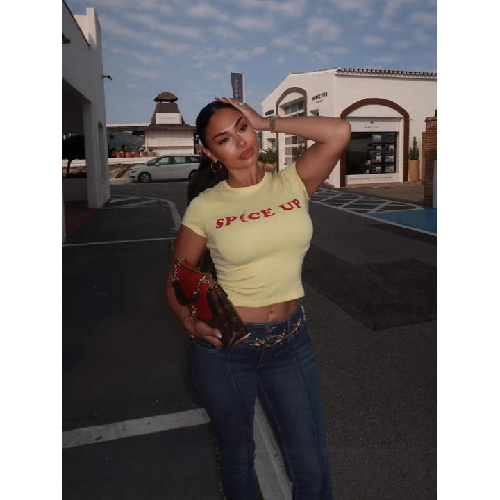 Damen cropped T-Shirt mit modernem Schriftzug und figurbetontem Schnitt Drune