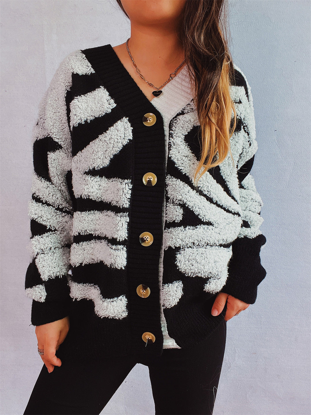 Damen modische Strickjacke mit grafischem Muster und luxuriösen Knöpfen Drune