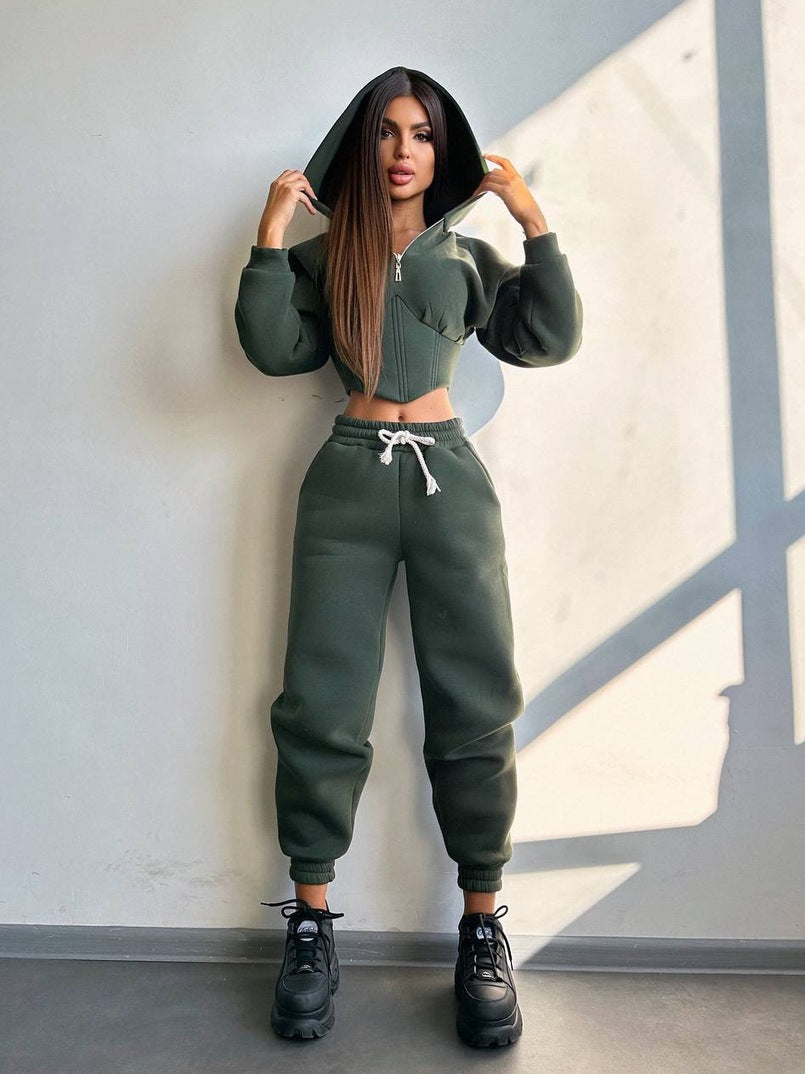 Damen Sportoutfit mit trendiger cropped Jacke und modischen Jogginghosen Drune