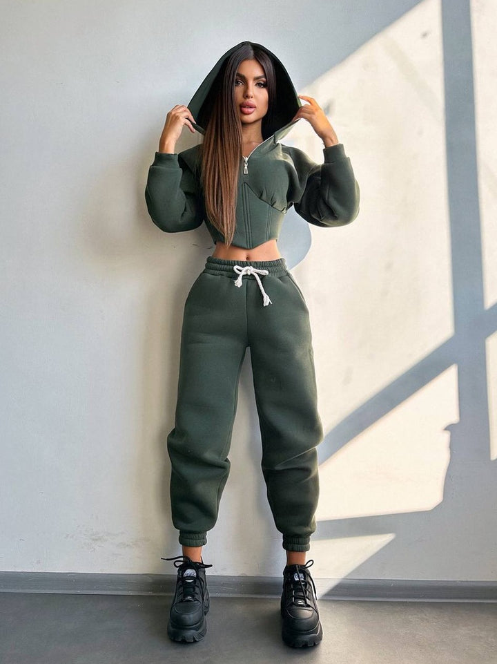 Damen Sportoutfit mit trendiger cropped Jacke und modischen Jogginghosen Drune