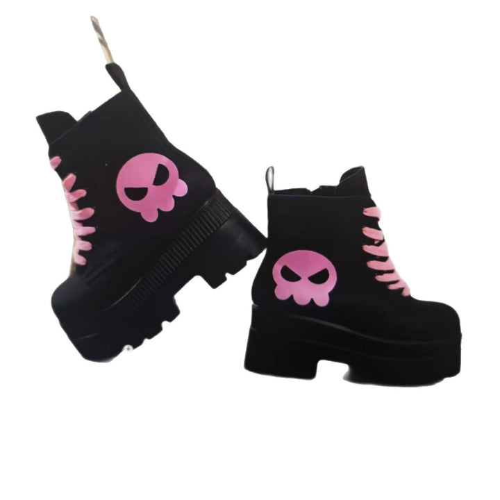 Damen nan knöchelhohe Plateau-Boots im Punk- und Gothic-Style mit überhöhter Profilsohle und markanter Totenkopf-Applikation Drune