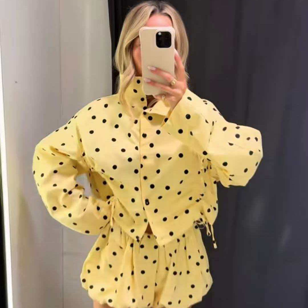 Damen nan kurz geschnittene gepunktete Regenjacke mit Stehkragen, Druckknopfleiste und Kordelzug Drune