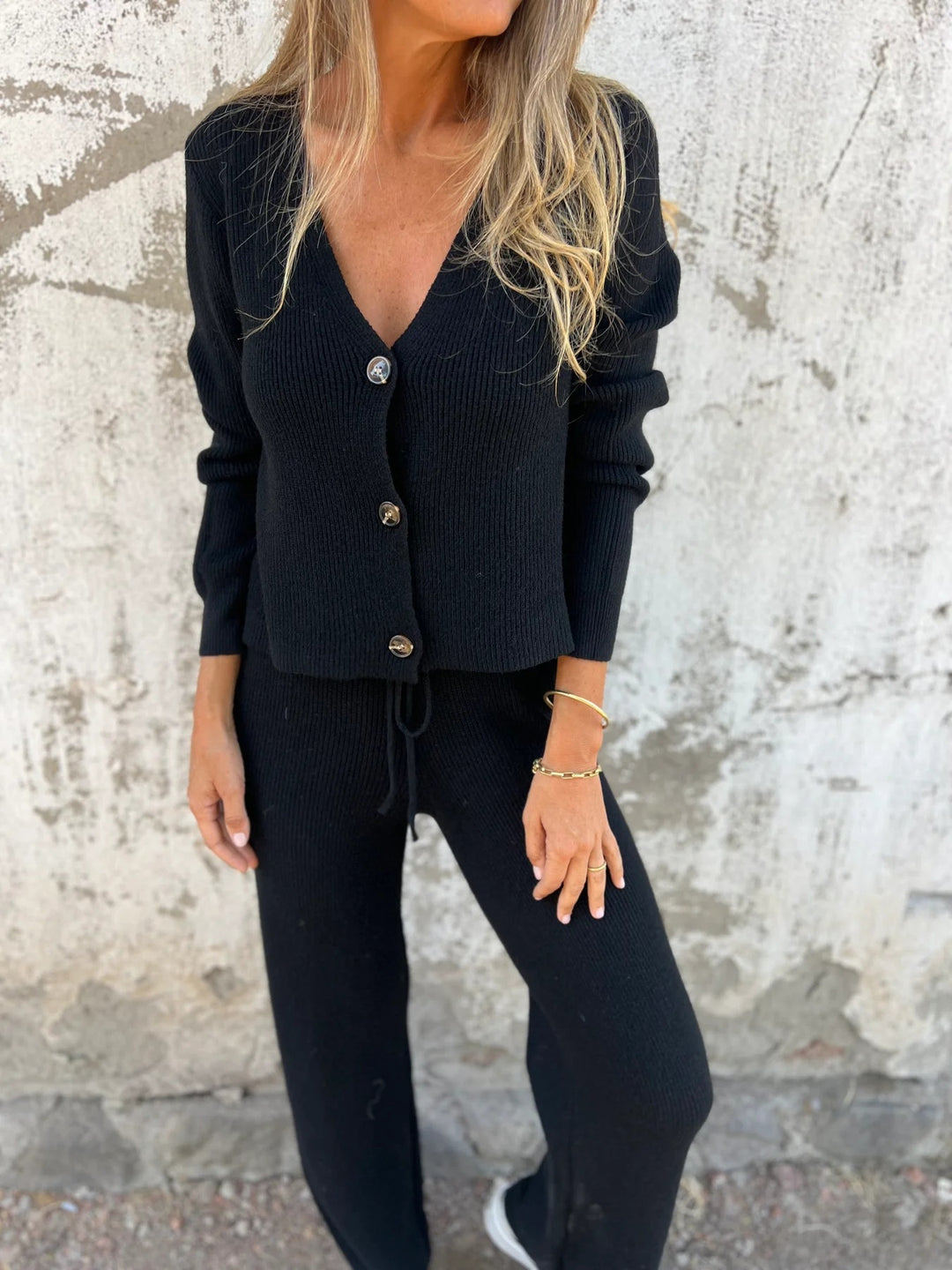 Damen Strickjacke mit Knopfleiste und gleichfarbiger Hose Drune