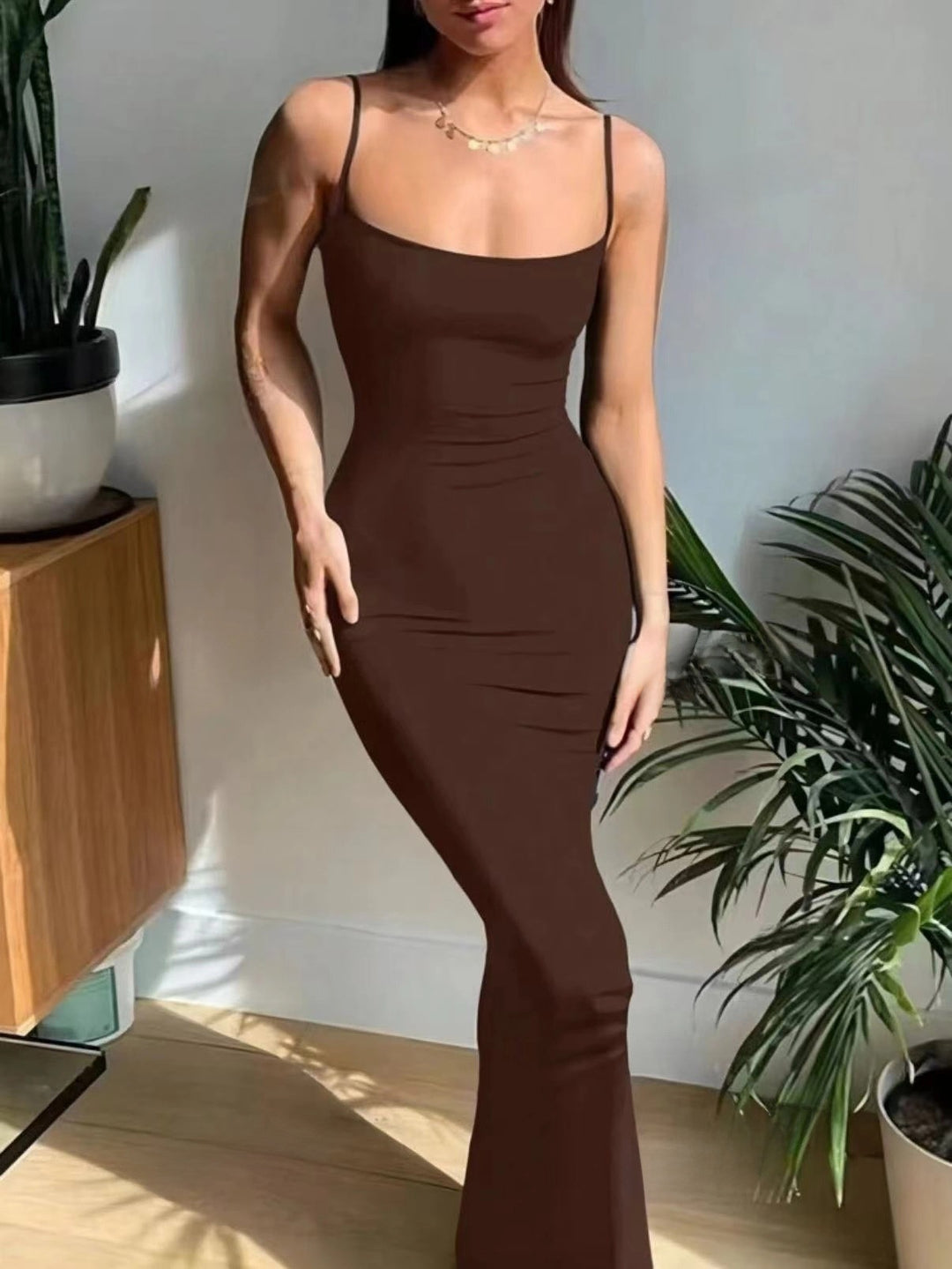 Damen Elegantes Langes Kleid mit schmalem Schnitt und feinen Trägern Drune