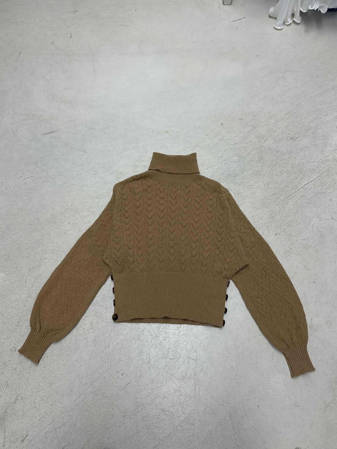 Damen nan kurzes Strick-Turtleneck mit Zierknopfleiste und Ballonärmeln Drune
