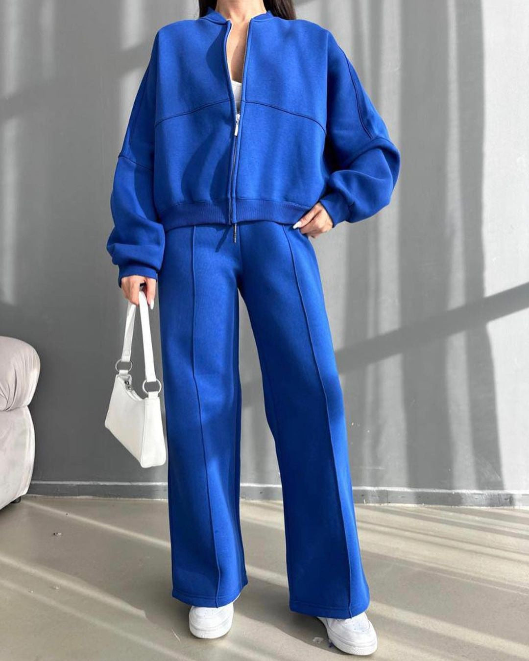 Damen Freizeitlook mit lässiger Zip-Jacke und weit geschnittener Hose Drune