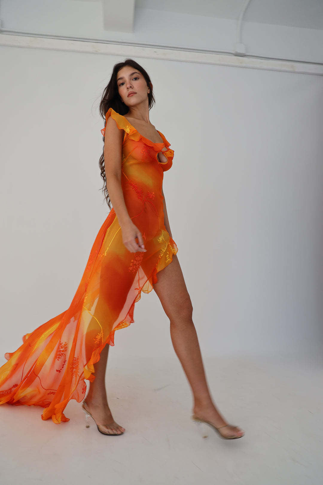Damen elegantes Maxikleid mit verspielten Rüschendetails und tiefem Beinschlitz Drune