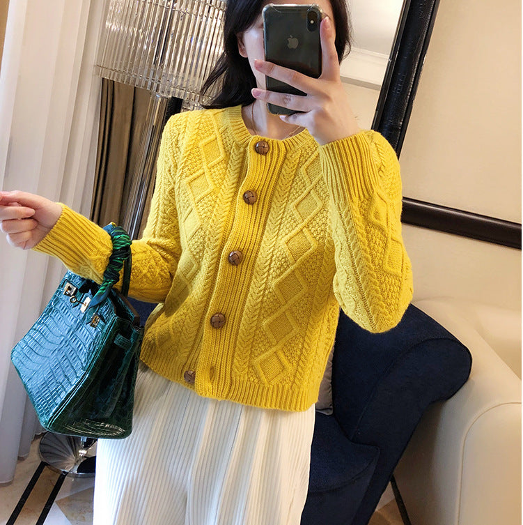 Damen Grobstrickjacke mit dekorativen Knöpfen und aufgearbeitetem Zopfmuster Drune