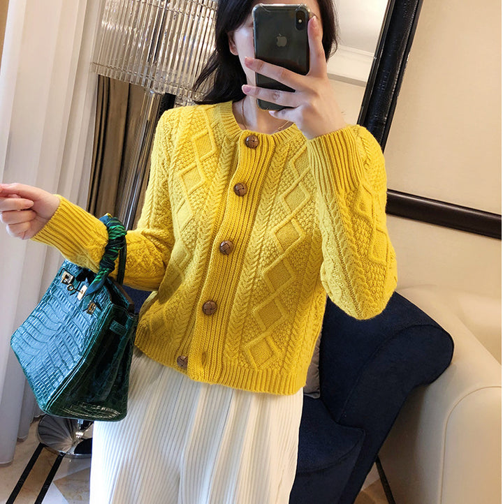 Damen Grobstrickjacke mit dekorativen Knöpfen und aufgearbeitetem Zopfmuster Drune