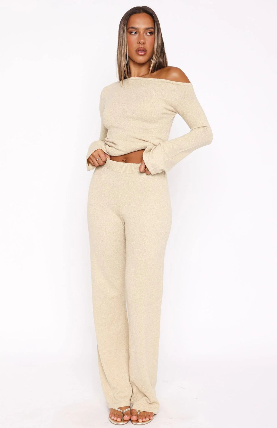 Damen lässiges Strick-Set mit off-shoulder Oberteil und ausgestellten Hosen Drune
