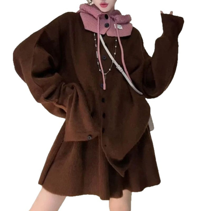 Damen Strickensemble mit kontrastierenden Pullover-Lagen und eleganter Knopfleiste Drune