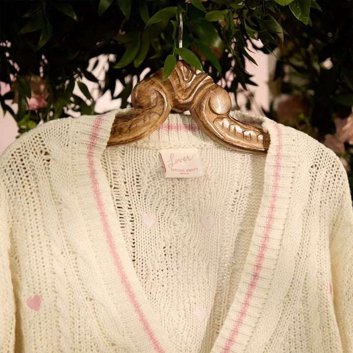Damen nan grob gestrickter V-Ausschnitt-Cardigan mit Herzapplikationen und dekorativen Herzknöpfen Drune