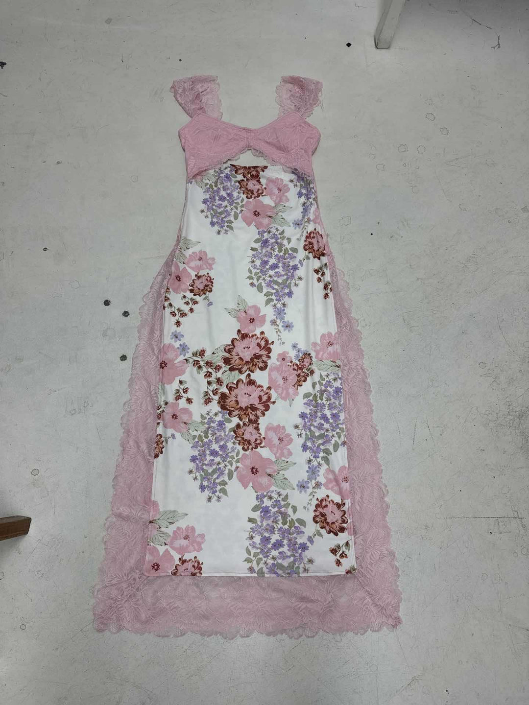 Damen Elegantes Blumenkleid mit Spitzenakzenten Drune