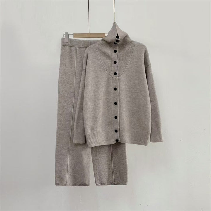 Damen Strickensemble mit modernem Stehkragen und komfortabeler Knopfleiste Drune