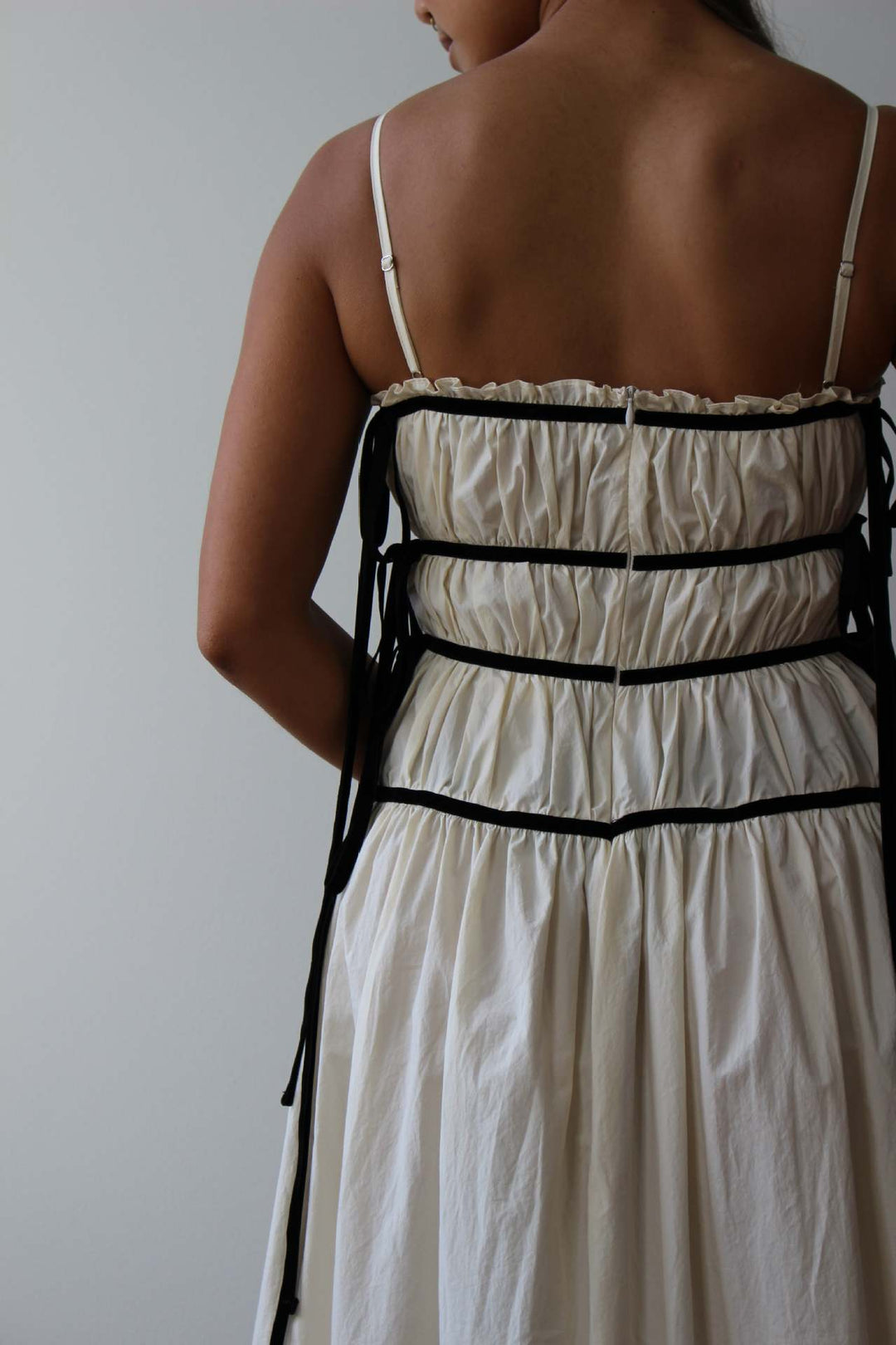 Damen Maxikleid mit verspieltem Rüschendesign und verstellbaren Trägern Drune