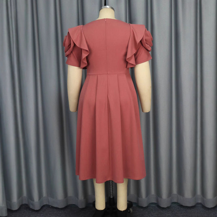 Damen Kleid mit voluminösen Rüschensäumen und eleganter Taillenschließe Drune