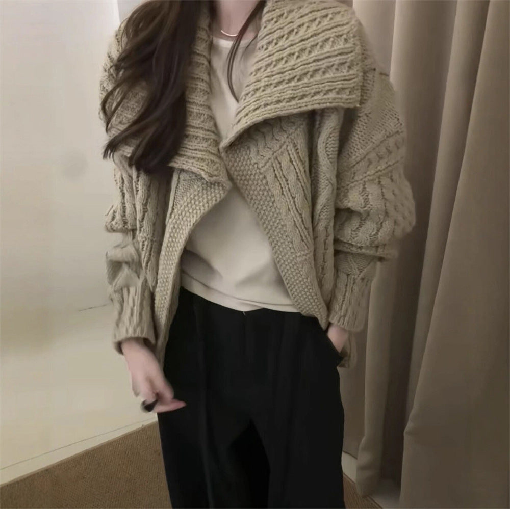 Damen Grobstrickjacke mit hochstehendem Kragen und einzigartigen Zopfmustern Drune
