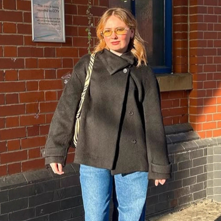 Damen cozy Wolljacke mit hohem Kragen und Knopfdetails Drune