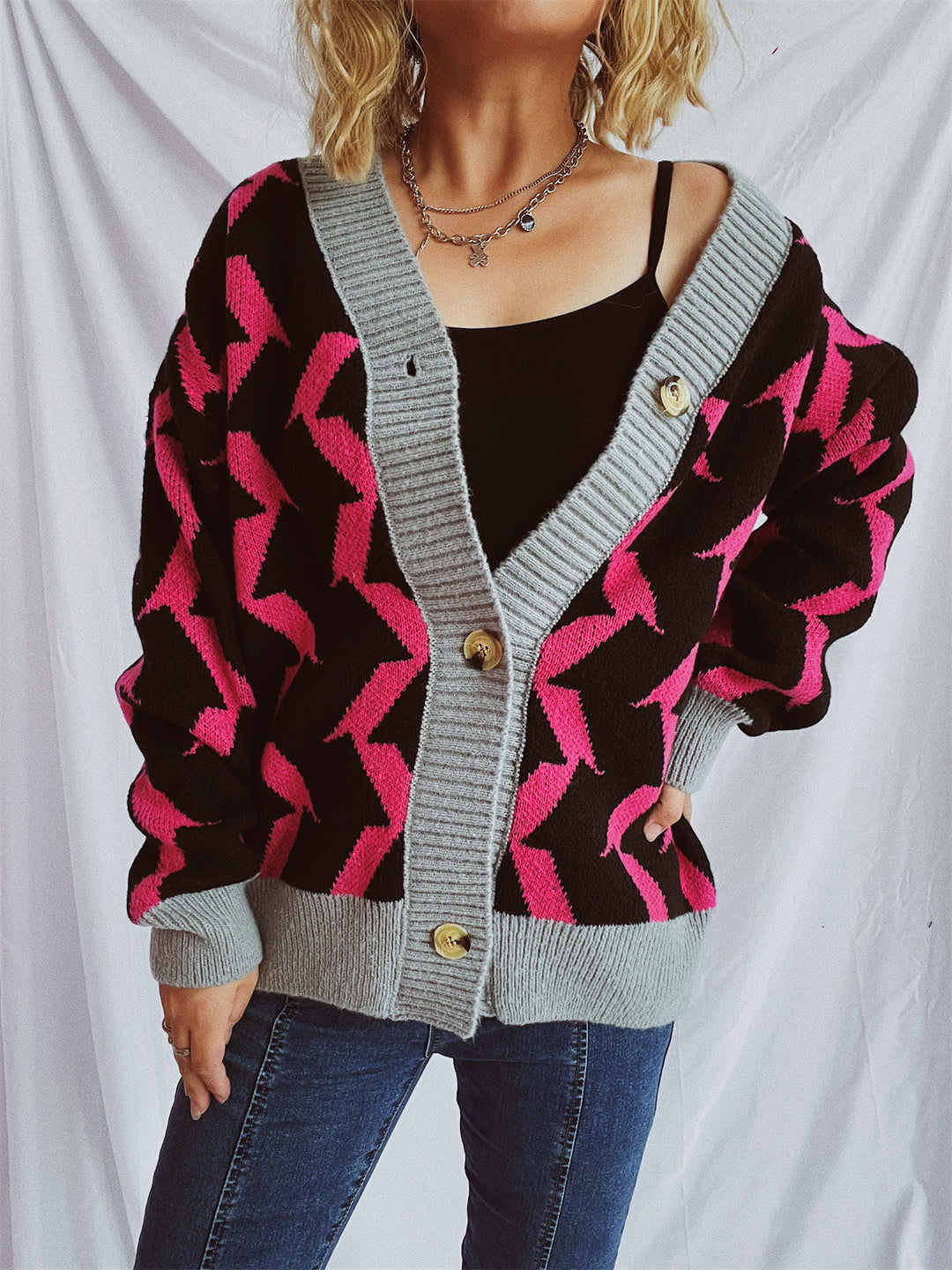 Damen Strickjacke mit modernem geometrischen Muster und eleganten Knopfdetails Drune
