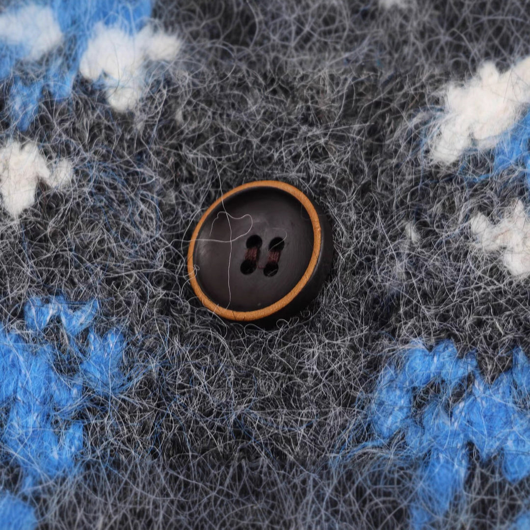 Damen Strickjacke mit traditionellem Muster und hochgeschlossenem Kragen Drune
