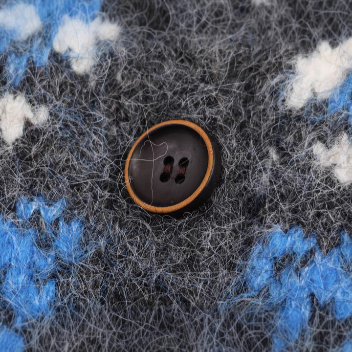 Damen Strickjacke mit traditionellem Muster und hochgeschlossenem Kragen Drune