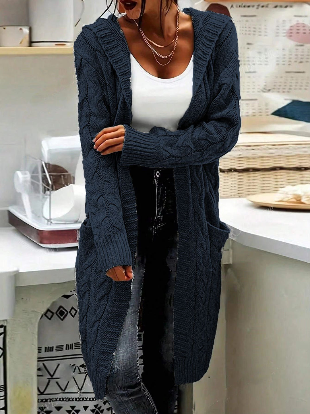 Damen Strickjacke im lässigen Langschnitt mit Zopfmuster und praktischen Taschen Drune
