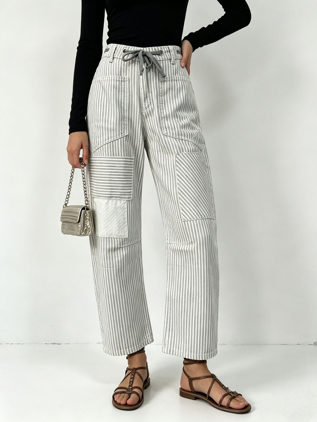 Damen nan High‑Waist Relaxed‑Hose mit vertikalem Streifenmuster, aufgesetzten Knie‑Patches und Kordelzug Drune