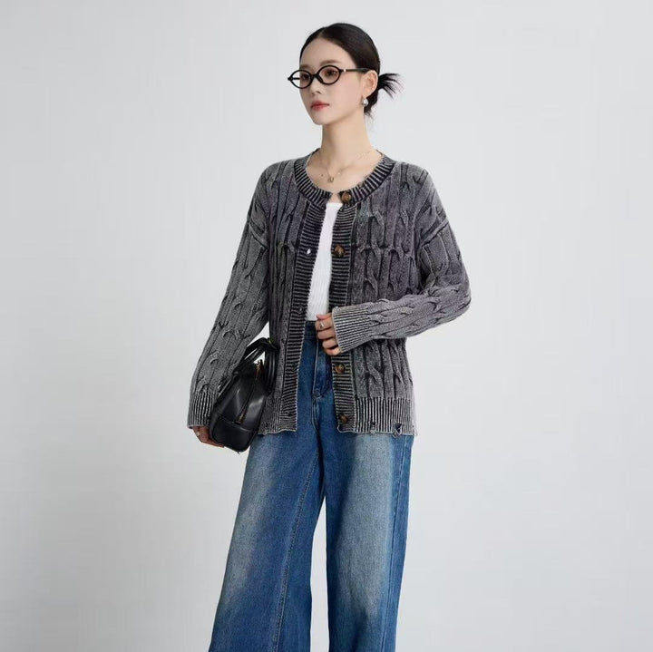 Damen Strickjacke mit elegantem Zopfdesign und Holzknopfdetails Drune