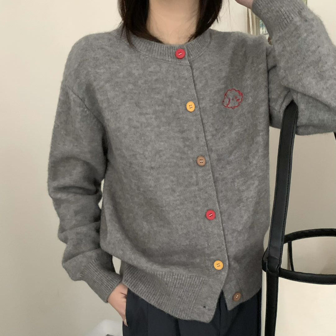 Damen kuschelige Strickjacke mit knöpfbarem Ausschnitt und gesticktem Motiv Drune
