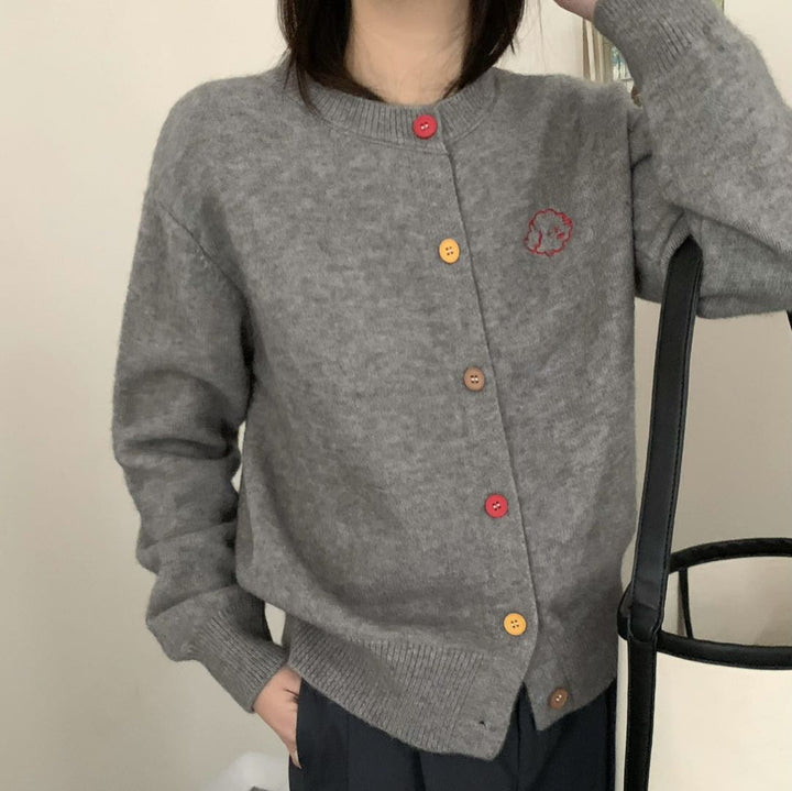 Damen kuschelige Strickjacke mit knöpfbarem Ausschnitt und gesticktem Motiv Drune