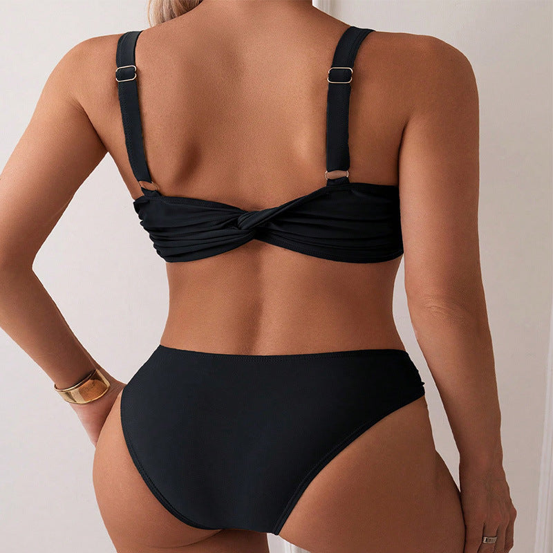 Damen eleganter Bikini mit dekorativen Goldakzenten und einzigartigem Design Drune