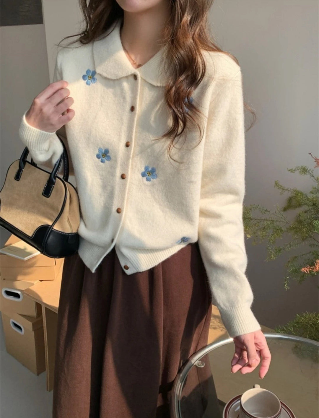 Damen Strickjacke mit floralen Applikationen und klassischem Kragen Drune