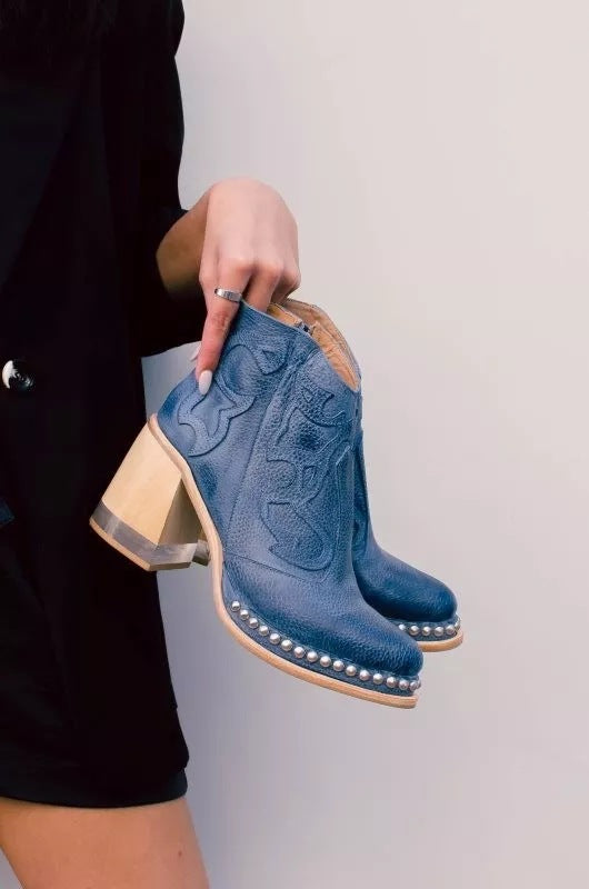 Damen nan Western-Ankleboot mit aufwendigen Stickereien, Nietenrand und transparentem Blockabsatz Drune