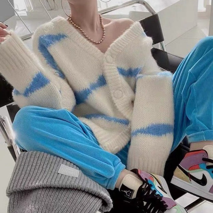 Damen gemütlicher Strickcardigan mit tiefem V-Ausschnitt und auffälligen Knopfdetails Drune