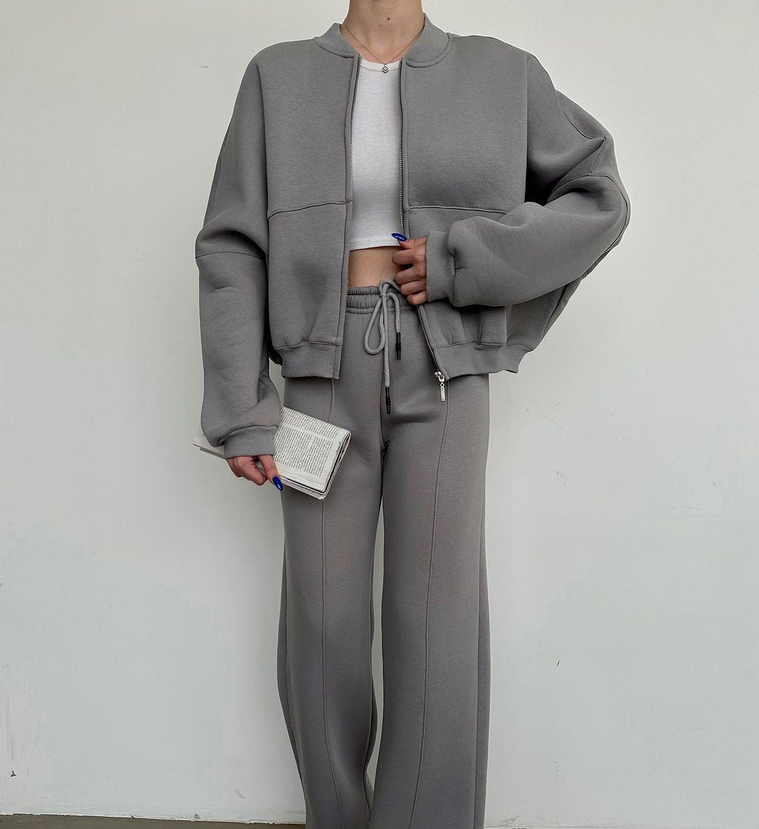 Damen Freizeitlook mit lässiger Zip-Jacke und weit geschnittener Hose Drune
