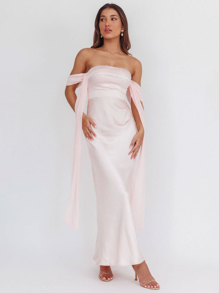 Damen Abendkleid mit schulterfreiem Design und fließendem SatinDrune