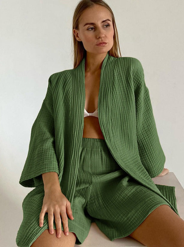 Drune Set für Zuhause: Locker sitzende Strickjacke und Shorts
