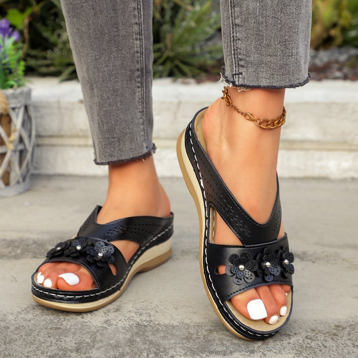 Damen Bequeme Fußbett-Sandalen mit modischen Lochmuster und eleganter Blütenapplikation Drune