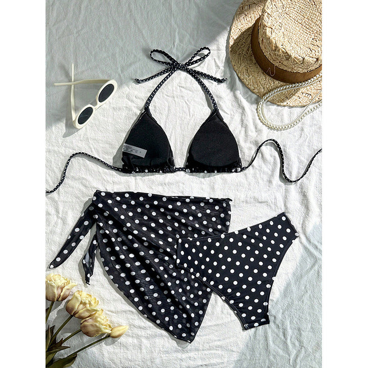 Damen Triangel-Bikini mit verspieltem Polka-Dots-Muster und ergänzt durch einen eleganten Wickelrock Drune