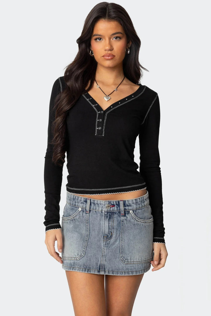 Damen Langarmshirt mit V-Ausschnitt und dekorativen Knöpfen Drune
